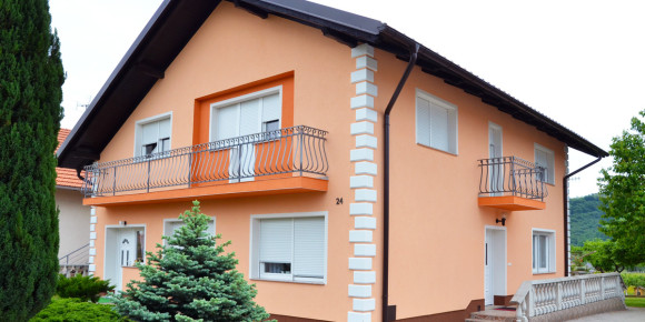 Obiteljska kuća: fasada od kamene vune sa štukaturama